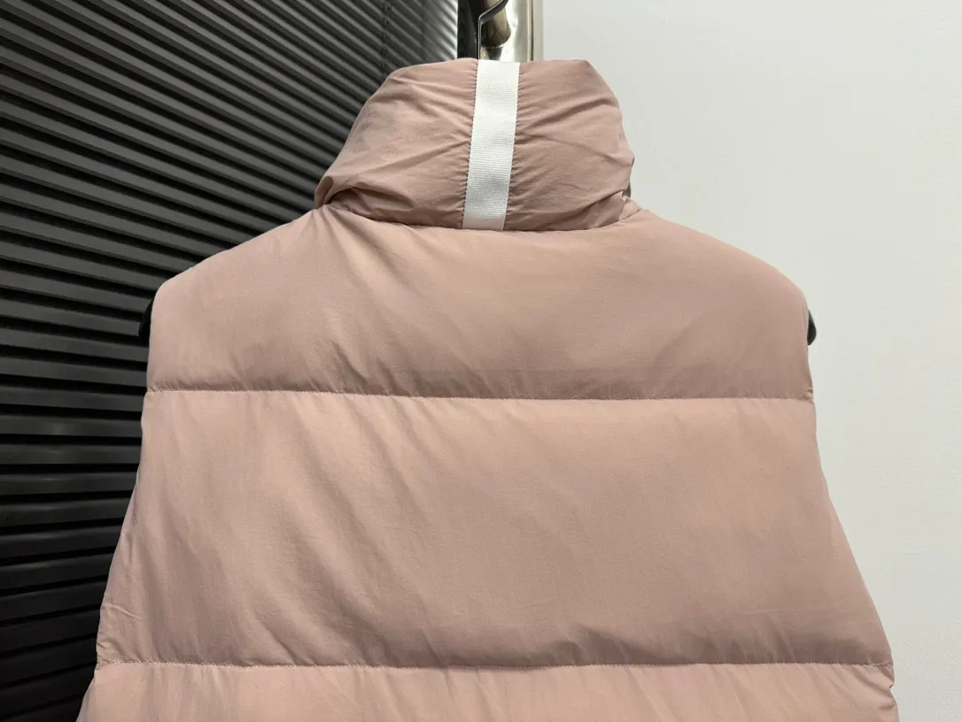P490 【CANADA GOOSE】PASTELS white label series down vest. The white label series is a capsule limited series and the most popular PASTELS series this year. The chest labels are all white badges with pure silicone texture. The pattern has a strong contrast between concave and convex. The topographic map of Canada on the badge is lifelike. The plastic material used for currency logos on the market is very hard to the touch! Our original independent order accessories are all one-to-one customized original accessories. The imported YKK zippers have correct teeth, while the teeth of the fake zippers are very thick. The zipper webbing logo is printed with 3M fluorescent printing, and the original custom-made washable label. The placket webbing and wiring details are all restored to the original ones. Size: XS S M L XL XXL
